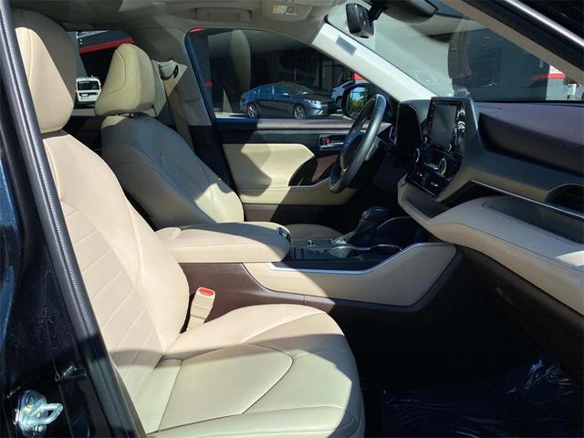 Photo of 2022 Midnight Black Metallic Toyota Highlander Hybrid