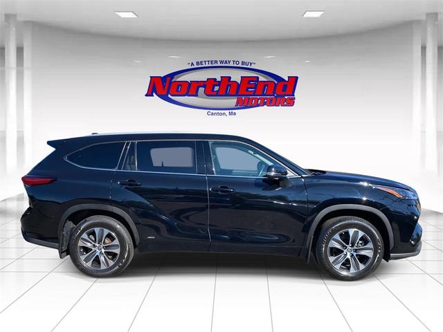 Photo of 2022 Midnight Black Metallic Toyota Highlander Hybrid
