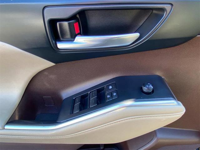 Photo of 2022 Midnight Black Metallic Toyota Highlander Hybrid