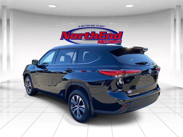 Photo of 2022 Midnight Black Metallic Toyota Highlander Hybrid