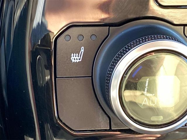 Photo of 2022 Midnight Black Metallic Toyota Highlander Hybrid
