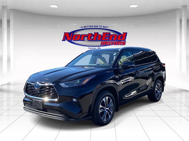 Photo of 2022 Midnight Black Metallic Toyota Highlander Hybrid