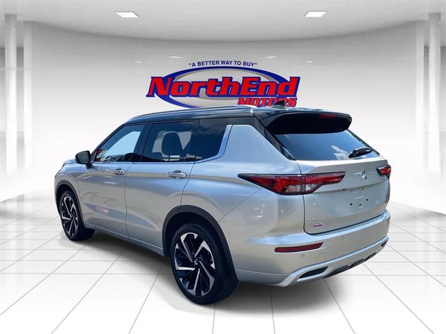 Photo of 2024 Alloy Silver Metallic/Black Roof Mitsubishi Outlander