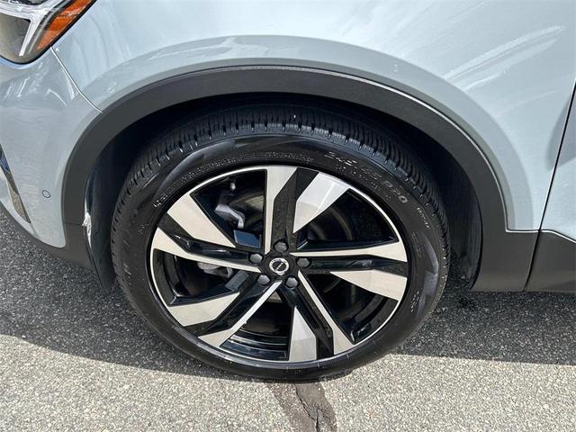 Photo of 2025 Vapour Grey Metallic Volvo XC40