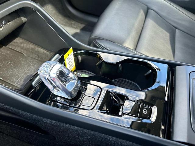 Photo of 2025 Vapour Grey Metallic Volvo XC40