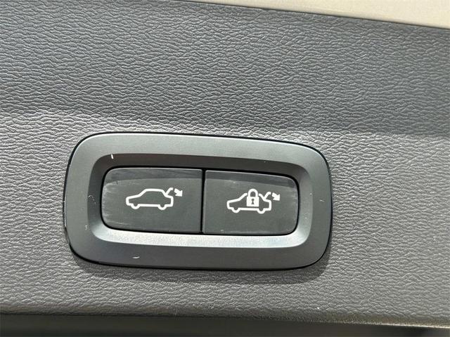 Photo of 2025 Vapour Grey Metallic Volvo XC40