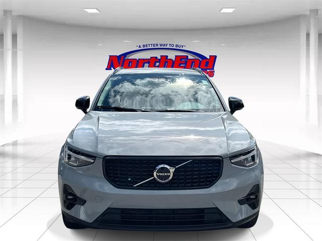Photo of 2025 Vapour Grey Metallic Volvo XC40