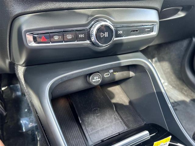 Photo of 2025 Vapour Grey Metallic Volvo XC40