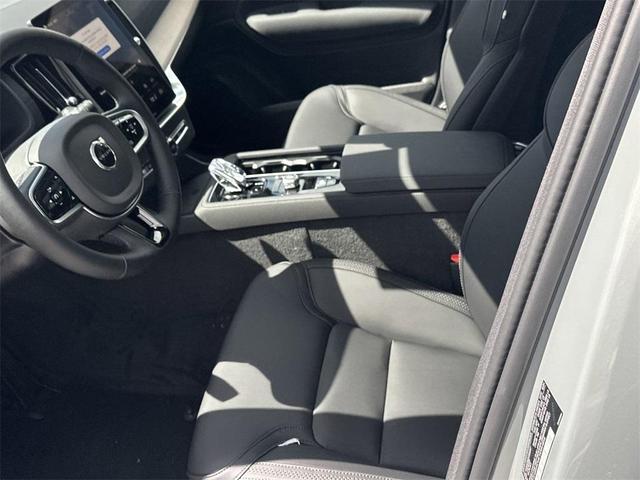 Photo of 2025 Metallic Volvo XC90