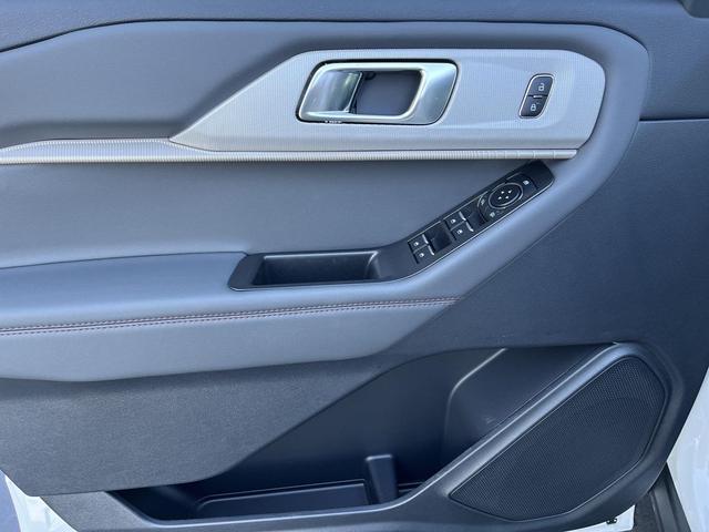 Photo of 2025 Star White Metallic Tri-Coat Ford Explorer