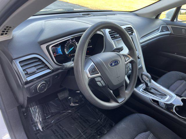 Photo of 2016 OXFORD WHITE Ford Fusion