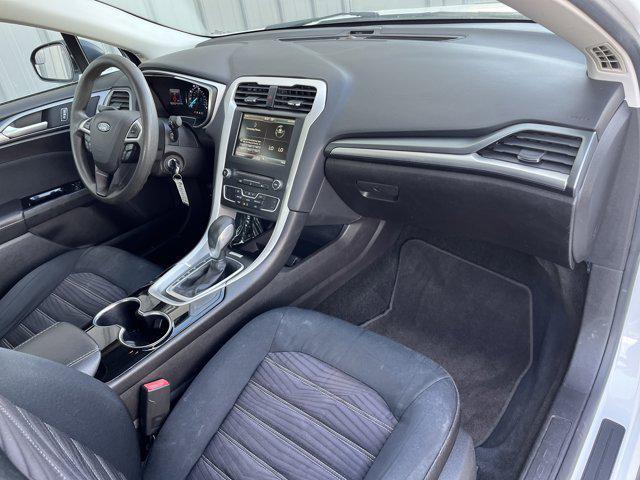 Photo of 2016 OXFORD WHITE Ford Fusion