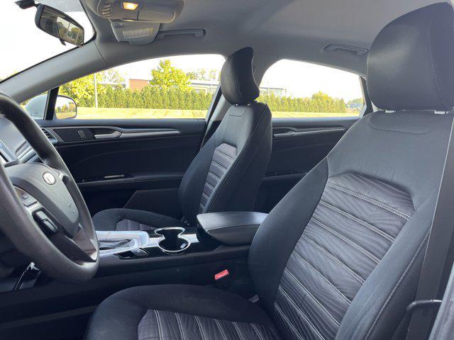 Photo of 2016 OXFORD WHITE Ford Fusion