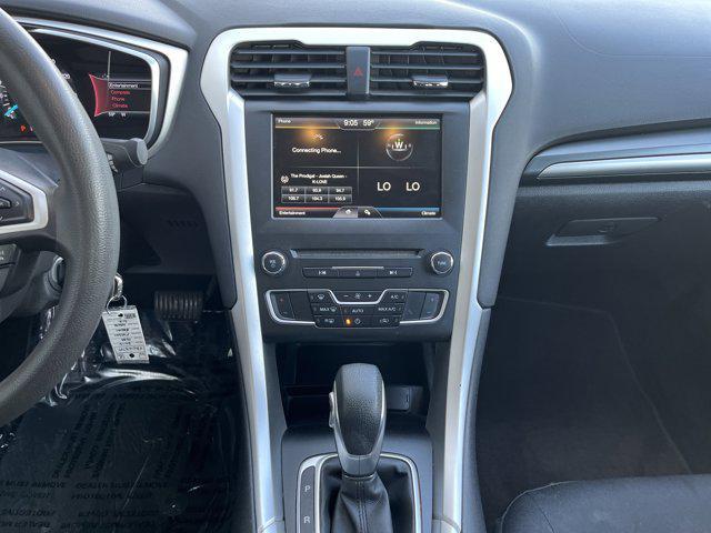 Photo of 2016 OXFORD WHITE Ford Fusion