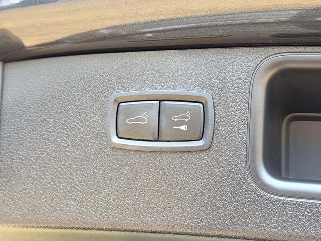 Photo of 2022 Volcano Grey Metallic Porsche Macan