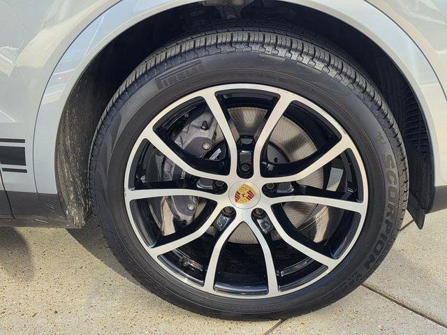Photo of 2021 Dolomite Silver Metallic Porsche Cayenne
