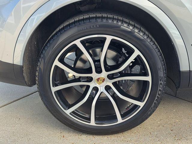 Photo of 2021 Dolomite Silver Metallic Porsche Cayenne