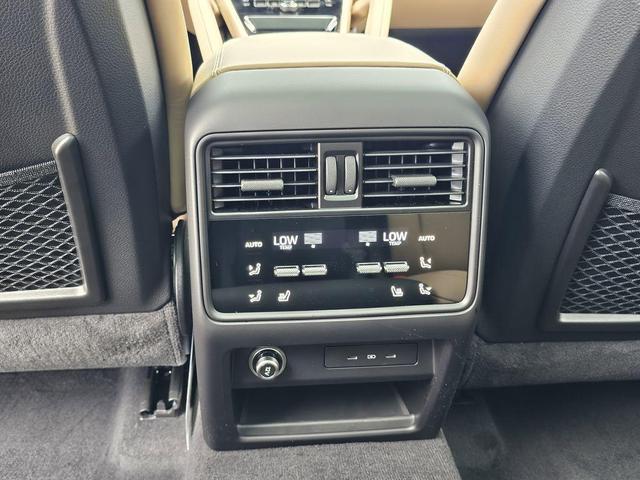 Photo of 2025 White Porsche Cayenne