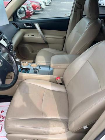 Photo of 2013 Blizzard Pearl Toyota Highlander
