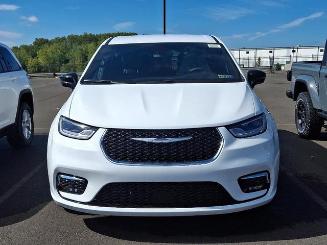 Photo of 2026 Bright White Clearcoat Chrysler Pacifica