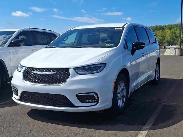 Photo of 2026 Bright White Clearcoat Chrysler Pacifica