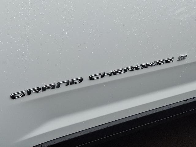 Photo of 2025 Bright White Clearcoat Jeep Grand Cherokee L