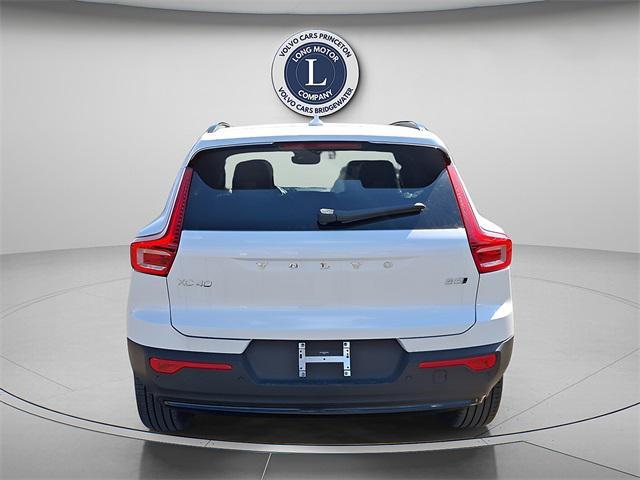 Photo of 2025 Crystal White Volvo XC40