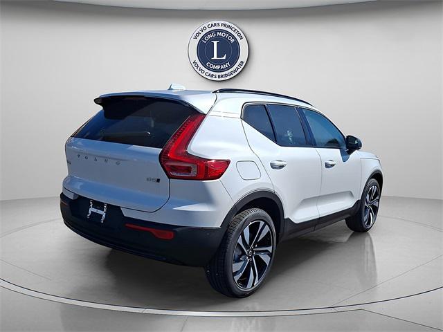 Photo of 2025 Crystal White Volvo XC40