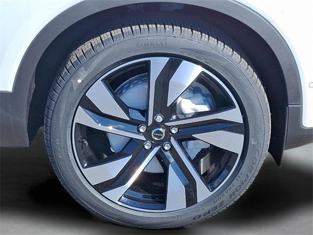 Photo of 2025 Crystal White Pearl Volvo XC40