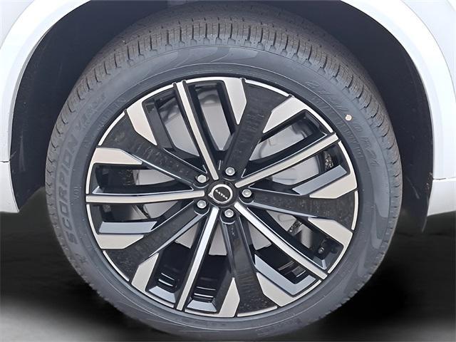 Photo of 2025 Crystal White Volvo XC90 Plug-In Hybrid
