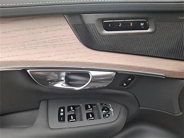 Photo of 2025 Crystal White Volvo XC90