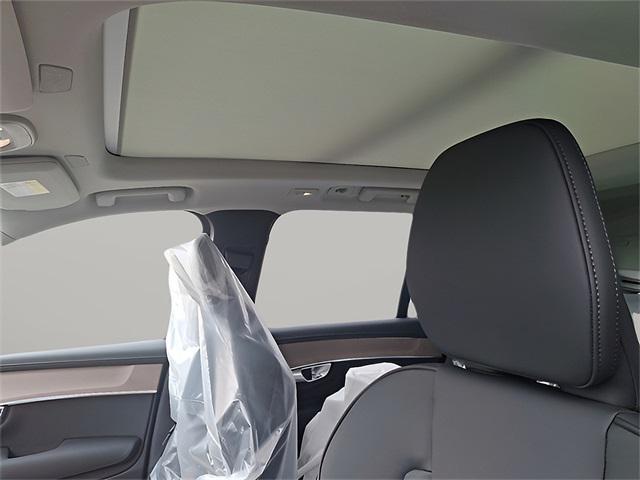 Photo of 2025 Crystal White Volvo XC90