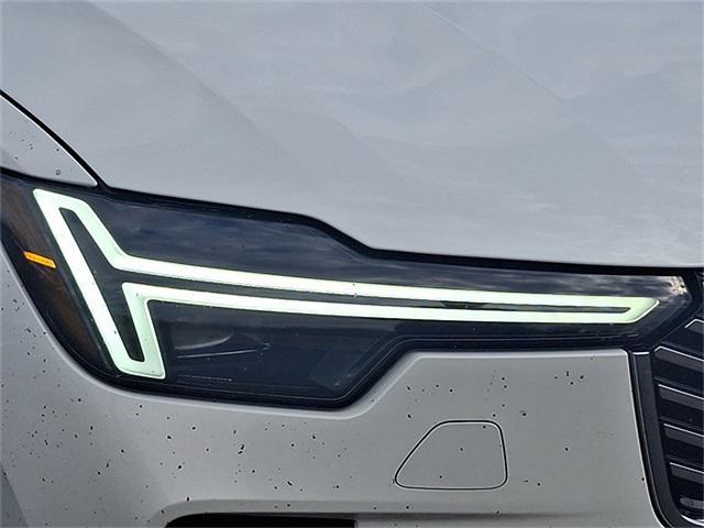 Photo of 2025 Crystal White Volvo XC90