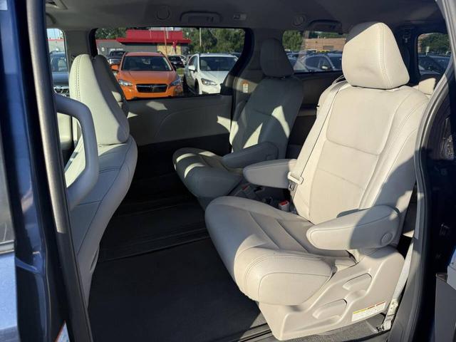 Photo of 2019 Parisian Night Pearl Toyota Sienna