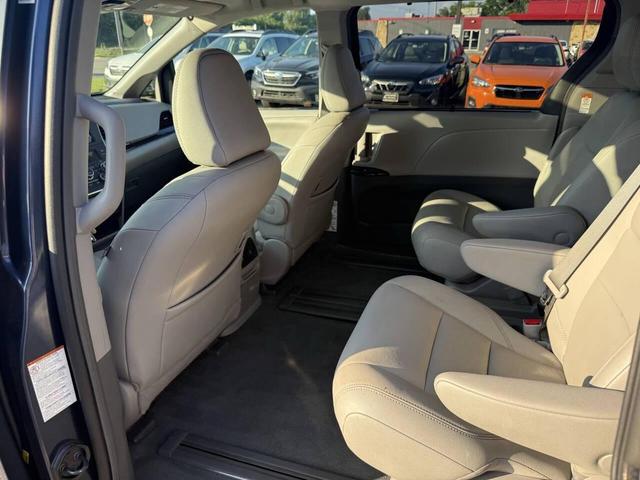 Photo of 2019 Parisian Night Pearl Toyota Sienna