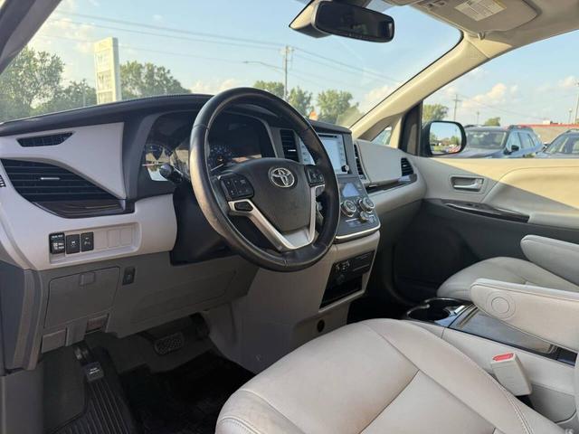 Photo of 2019 Parisian Night Pearl Toyota Sienna