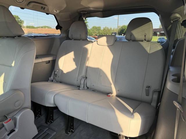 Photo of 2019 Parisian Night Pearl Toyota Sienna