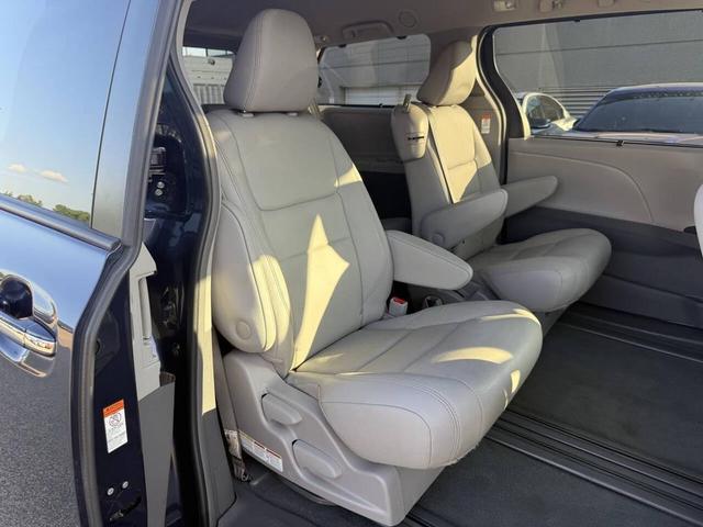 Photo of 2019 Parisian Night Pearl Toyota Sienna