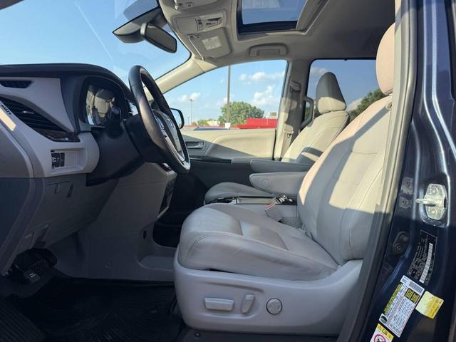 Photo of 2019 Parisian Night Pearl Toyota Sienna