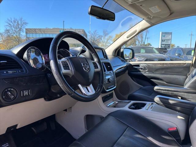Photo of 2015 True Blue Pearl Dodge Grand Caravan