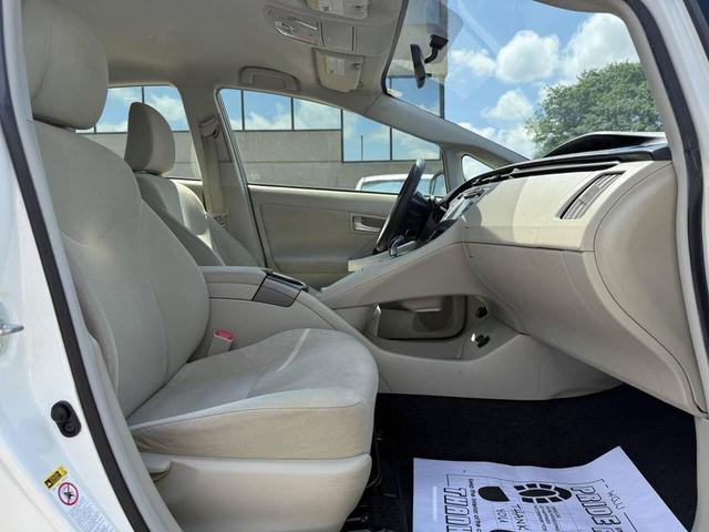 Photo of 2013 White Toyota Prius