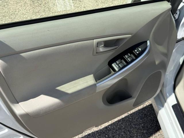 Photo of 2013 White Toyota Prius
