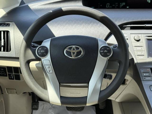Photo of 2013 White Toyota Prius