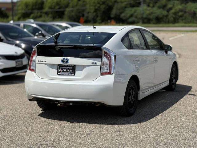 Photo of 2013 White Toyota Prius