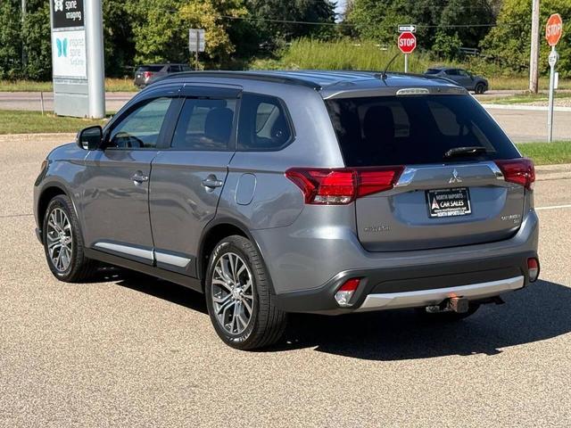 Photo of 2016 Mercury Gray Metallic Mitsubishi Outlander