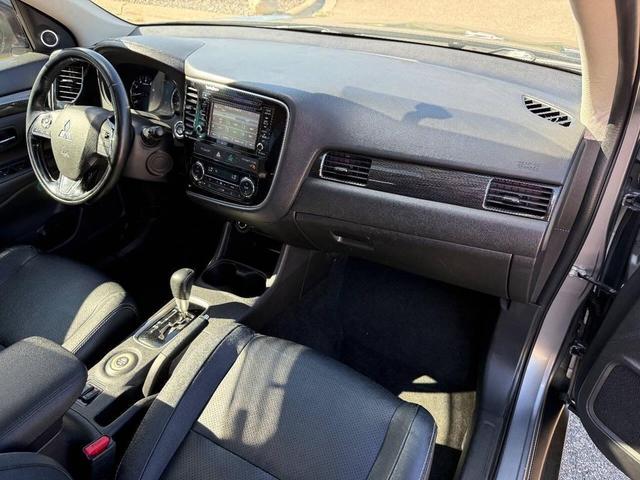 Photo of 2016 Mercury Gray Metallic Mitsubishi Outlander