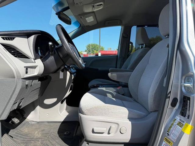 Photo of 2017 Silver Sky Metallic Toyota Sienna