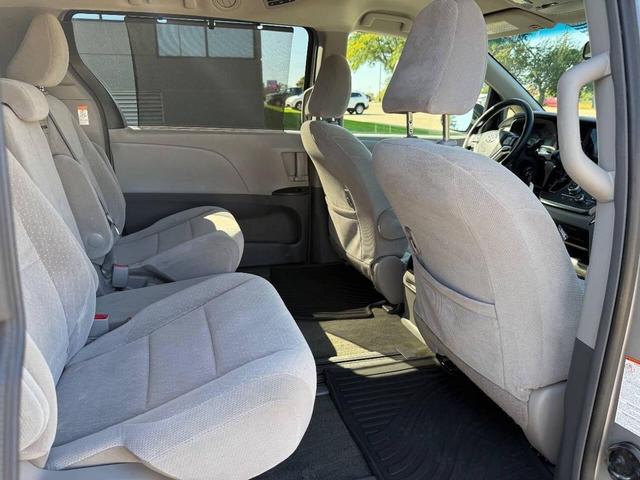 Photo of 2017 Silver Sky Metallic Toyota Sienna