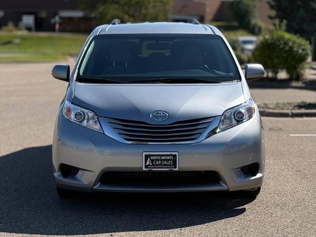 Photo of 2017 Silver Sky Metallic Toyota Sienna