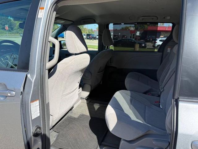 Photo of 2017 Silver Sky Metallic Toyota Sienna